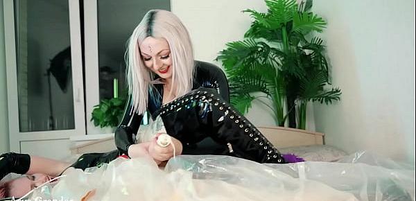 trendslatex lesbian pussy play and petting at home in rubber